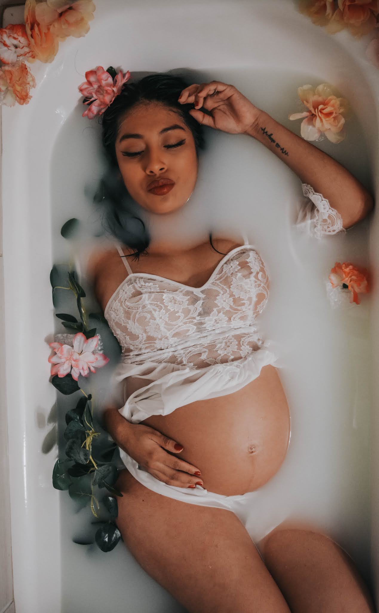 Maternity Photo Shoot Ideas: Milk Bath Photos