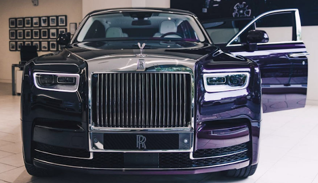 Royce Phantom Makes A Stop At A London Dealership - New Rolls