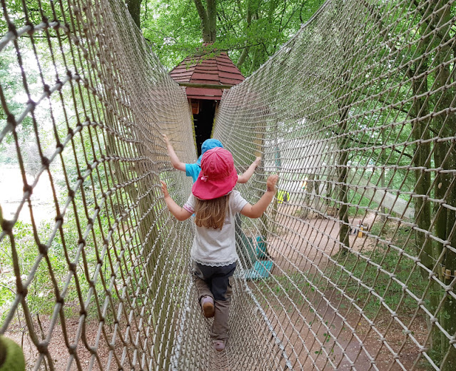 Unsere TOP 10 Attraktionen und Ausflugsziele rund um Søndervig, Houvig, Hvide Sande und Ringkøbing. Ein Ausflug zum WOW-Park zwischen Ringköbing und Skjern ist eine tolle Idee für Familien mit Kind und bietet wunderbare Natur-Erlebnisse und viel Raum zum Spielen und Toben im Wald.