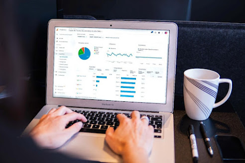 Affiliate marketing on a computer with a white coffee mug and two pens on the table