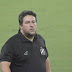 TÉCNICO DO ABC ORIENTA JOGADORES NO ALAMBRADO MESMO ESTANDO SUSPENSO  