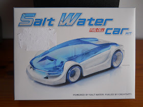 coche en miniatura con motor de agua salada