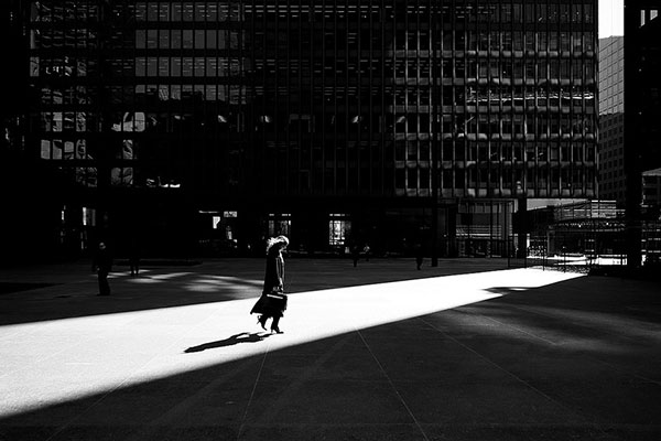 Una mujer andando por la calle.