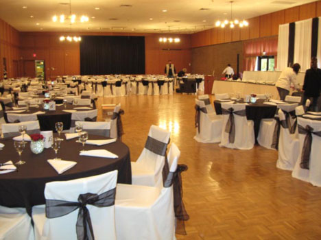 If you plan a formal sophisticated wedding with large round tables and