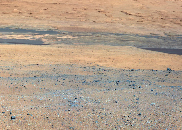 Foto mostra pedras queimadas pelos foguetes do Curiosity durante pouso em Marte