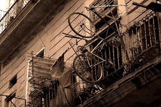 Foto: Iván Barrios Diaz. bicicleta en el balcón, la habana vieja, cuba.