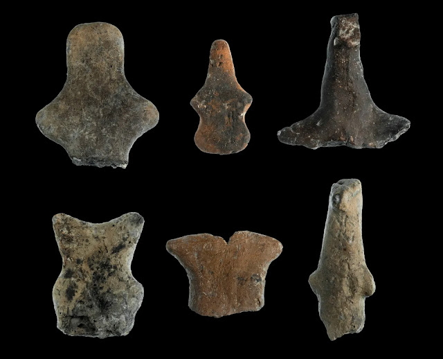 Ανθρωπόμορφα σχηματικά ειδώλια της Νεότερης /Νεολιθικής. 5200 -4500 π.Χ. © Αρχείο ανασκαφής Δισπηλιού. [Credit: Σ. Μαυρομάτης]