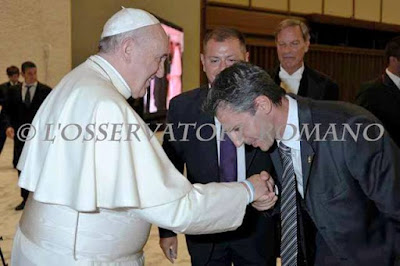 Roma. Vaticano "Sala Nervi". Benedizione della maglia di gioco ARGOS Soccer TEAM Papa Francesco baciamano con Gianluca Guerrisi