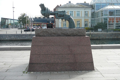 La scupture "Non violence" à Malmö