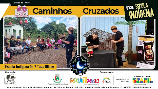 Banner virtual com céu noturno estrelado no fundo. Sobre uma faixa amarela está escrito em preto Caminhos Cruzados, na Escola Indígena. Foto 1: ator mostrando silhuetas do teatro de sombras para estudantes indígenas. Foto 2: atriz manipulando boneco do Taré, personagem da websérie, sobre uma mesa.  Abaixo, estão as logomarcas do Grupo de Teatro A Turma do Dionísio e do financiamento: Lei Paulo Gustavo Santo Ângelo.