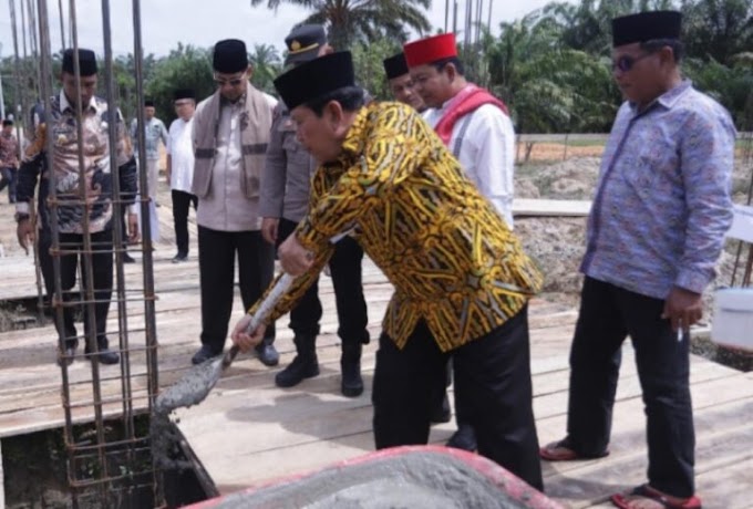 Bupati Rohul H.Sukiman Letakkan Batu Pertama Pembangunan Mesjid Al Muqorrobin Kecamatan Kepenuhan