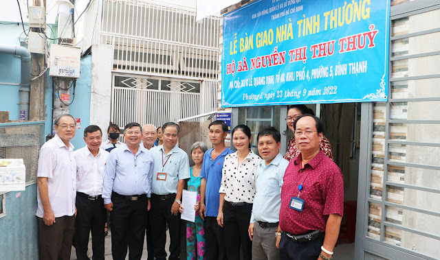 Lãnh đạo Thành phố, quận chụp ảnh lưu niệm cùng gia đình bà Nguyễn Thị Thu Thủy. (Ảnh: D. Dương) Lãnh đạo Thành phố, quận chụp ảnh lưu niệm cùng gia đình bà Nguyễn Thị Thu Thủy. (Ảnh: D. Dương)