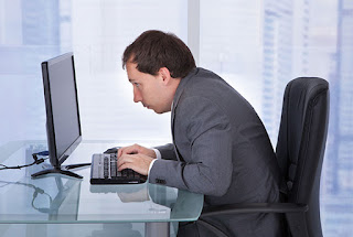 мужчина сидит за компьютером