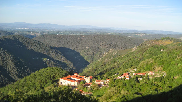 Monasterio de San Estevo de Rivas de Sil desde el mirador de O Castro en Nogueira de Ramuín