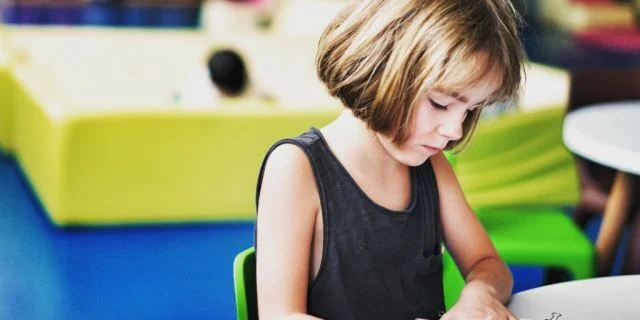 Niña escribiendo