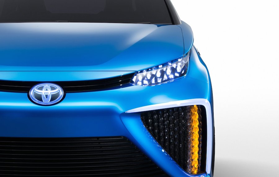 トヨタ自動車が世界初の燃料電池車を年内にも市販化へ
