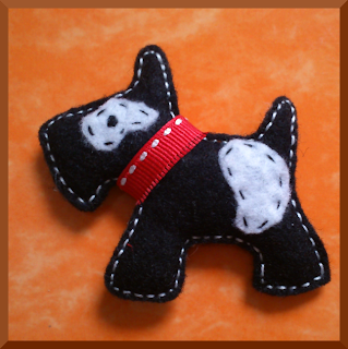 broche fieltro perro negro