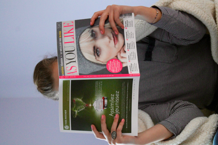 Lazy Sunday outfit: striped blue shirt, jeans, minimal jewelry  and a good magazine