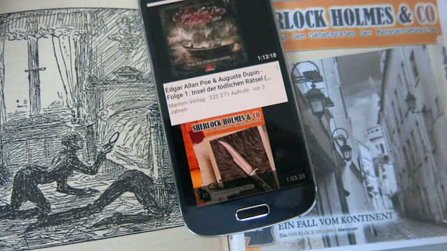 Rechts das Hörspiel "Ein Fall vom Kontinent" mit Uve Teschner als Edgar Allan Poe, links daneben weitere Folgen der Serie mit ihm auf einem Smartphone und links außen eine Illustation zu Poe von Alfred Kubin