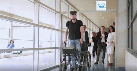 Un individu paraplégique qui essaie de marcher