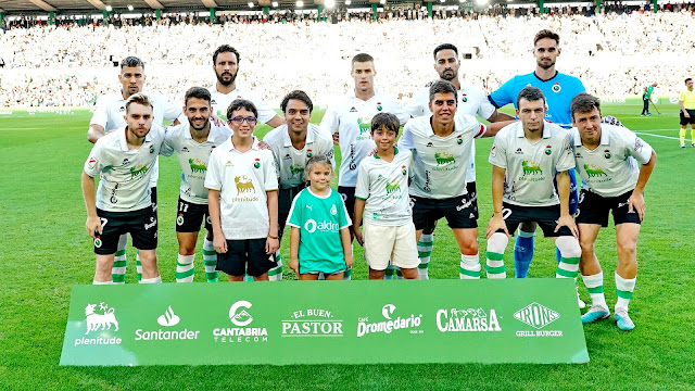 REAL RACING CLUB DE SANTANDER. Temporada 2023-24. Juan Carlos Arana, Germán Sánchez, Álvaro Mantilla, Rubén Alves, Jokin Ezkieta. Peque, Andrés Martín, Clément Grenier, Íñigo Sáinz, Íñigo Vicente, Saúl García. REAL RACING CLUB DE SANTANDER 3 🆚 REAL SPORTING DE GIJÓN 2 Sábado 07/10/2023, 18:30 horas. Campeonato de Liga de 2ª División, jornada 10. Santander, Campos de Sport de El Sardinero: 19.356 espectadores. GOLES: ⚽1-0: 28’, Andrés Martín. ⚽1-1: 32’, Gaspar Campos. ⚽2-1: 48’, Peque. ⚽2-2: 63’, Gaspar Campos. ⚽3-2: 83’, Ekain Zenitagoia.