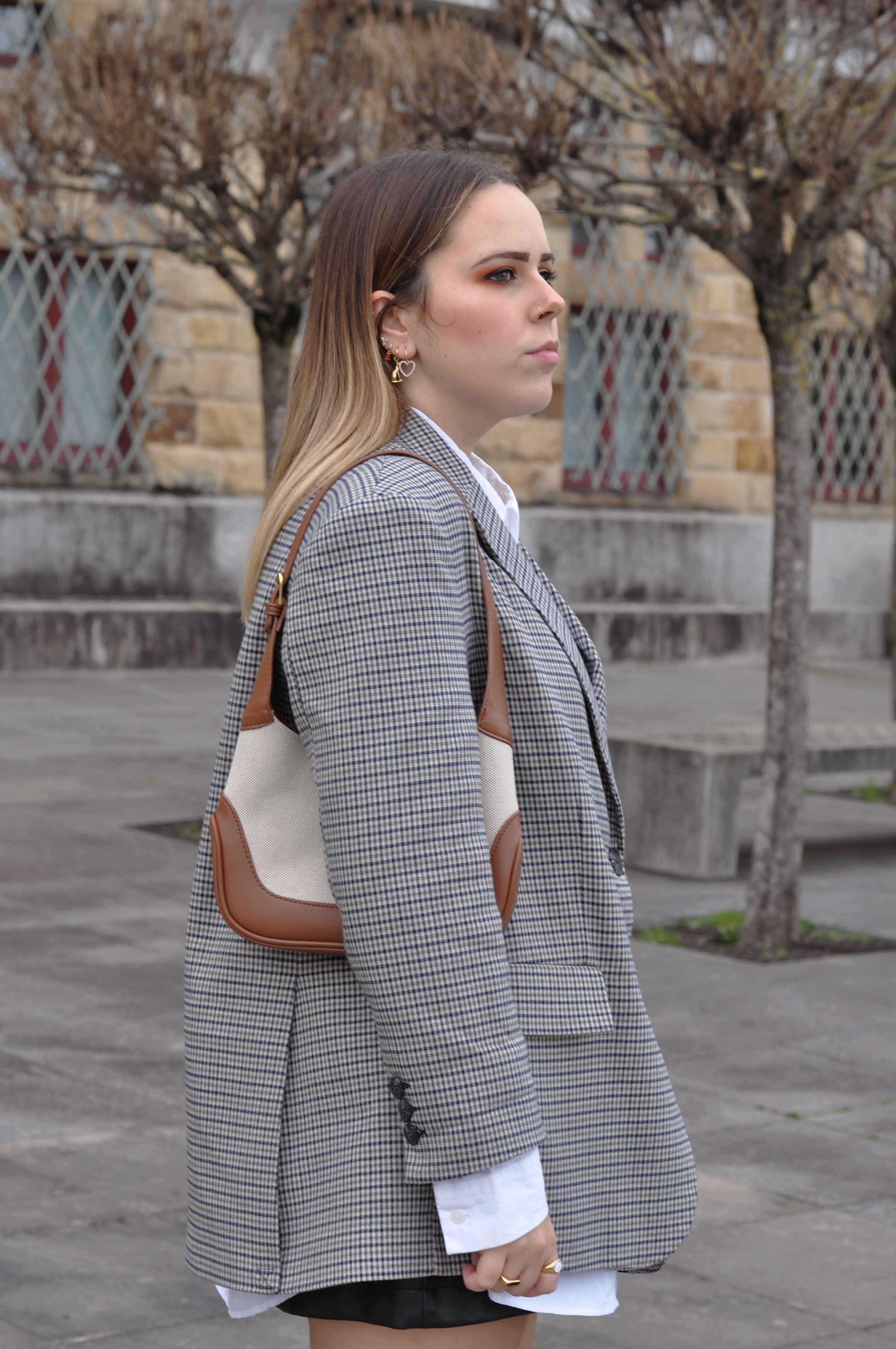 Outfit con blazer oversize y UGG