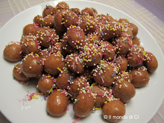 Struffoli con pasta madre e concentrato di datteri