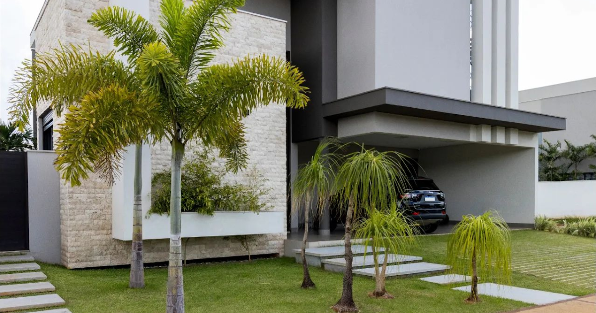 Fachada de casa térrea com 150m² aberturas e muro em vidro e porcelanato  aço corten! - Decor Salteado