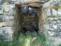 L'interior de la barraca de vinya amb el sostre de bigues