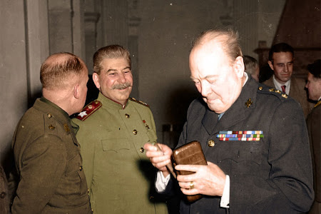 ستالين وتشرشل في قصر ليفاديا خلال مؤتمر يالطا، فبراير، 1945