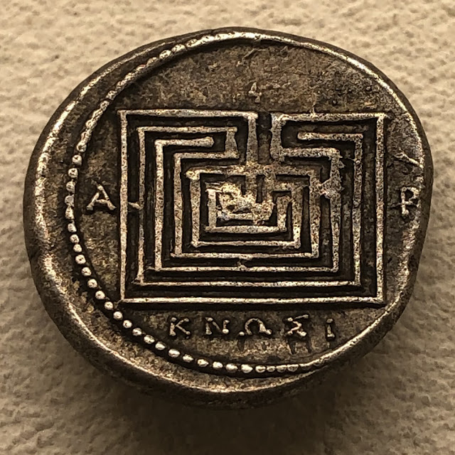 Серебряная монета, отчеканенная в Кноссе, Крит, между 300 и 270 г. до н.э., с изображением лабиринта