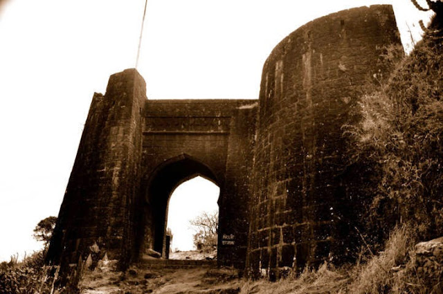 Bini darwaja purandar fort