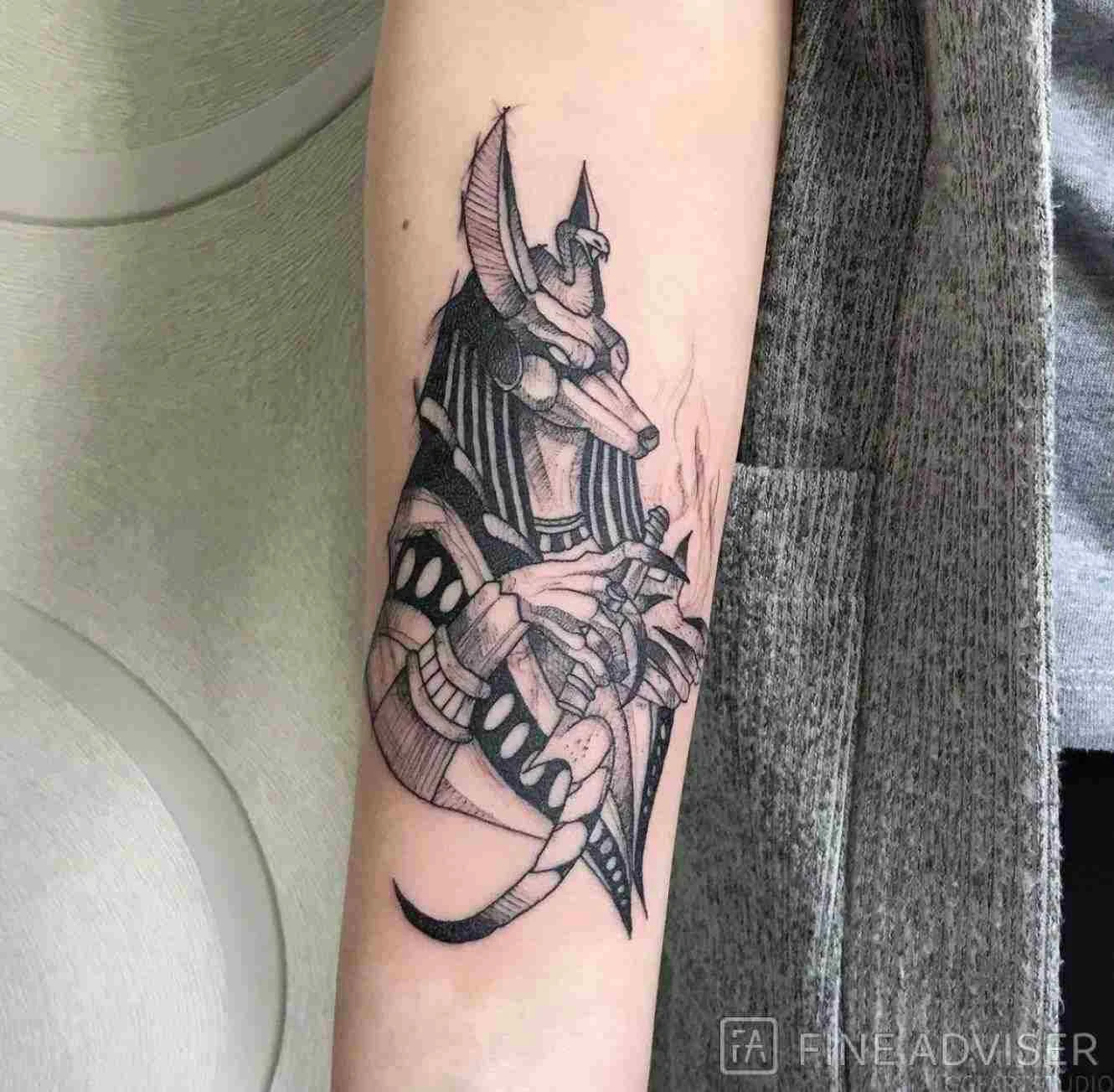 Tatuajes de Anubis en el brazo