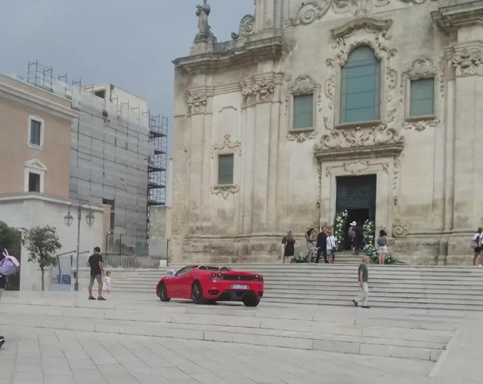  Auto sul sagrato della chiesa, non c'era alcuna autorizzazione