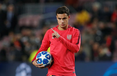 Depois de perder a disputa com o Barcelona pela contratação do meia Frenkie de Jong, do Ajax, o Paris Saint-Germain quer dar o "troco" no clube catalão na janela de verão da Europa e tentar a contratação do brasileiro Philippe Coutinho. A informação é da rádio francesa RMC.   Coutinho chegou ao Barcelona na temporada passada. Tem contrato até 2023 com o clube catalão, multa rescisória de € 400 milhões (R$ 1,7 bilhão), mas não vive seu melhor momento. Foi alvo de questionamentos da imprensa catalã por conta do seu desempenho na equipe nesta temporada.   Com a investida em Coutinho, o Paris Saint-Germain segue em uma espécie de guerra comercial com o Barcelona, algo que vem crescendo nos últimos anos. O próprio meia foi alvo do clube francês, que tirou Neymar da Catalunha. Outros nomes foram alvos de ambos os clubes, o último deles o meia Frenkie de Jong. 