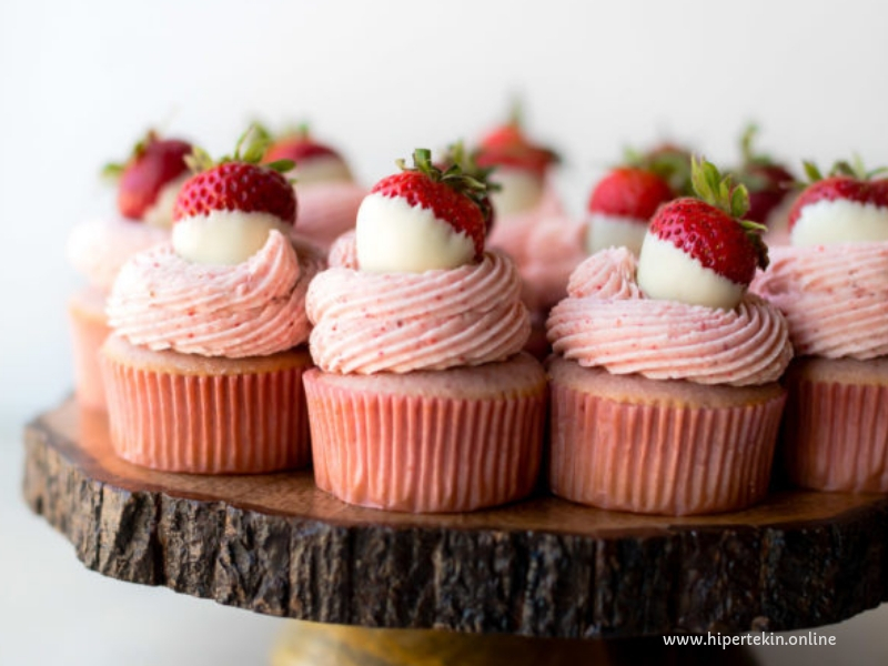 DELICIOUS WHITE CHOCOLATE STRAWBERRY CUPCAKES