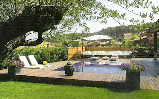 Jardín marco del deck y la piscina