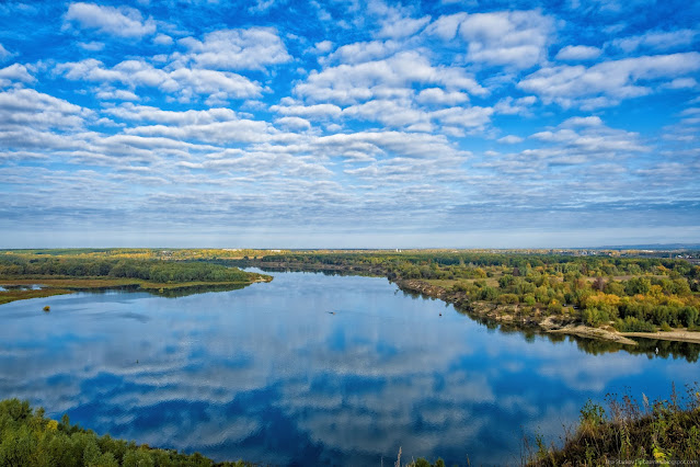 Панорама на реку и облака