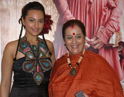  Sonakshi Sinha with mother