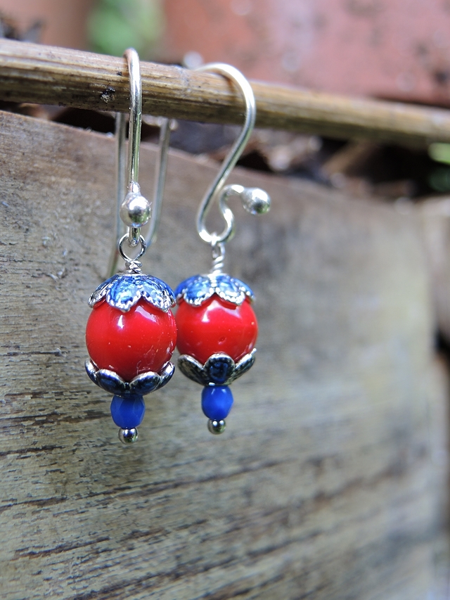 DIY - simpele bellen in rood en blauw/simple earrings in red and blue