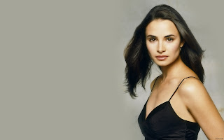 Sexy Argentine Actress-Singer Mia Maestro Wallpapers