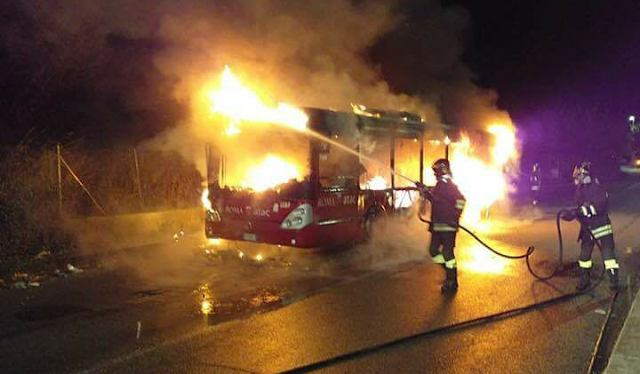 Roma: incendio a bus Atac in via Fosso della Magliana