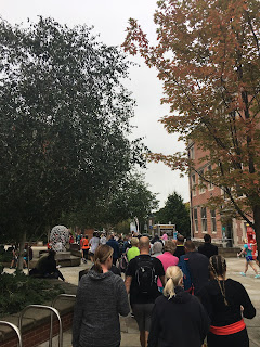 A queue of people following each other to the start area.