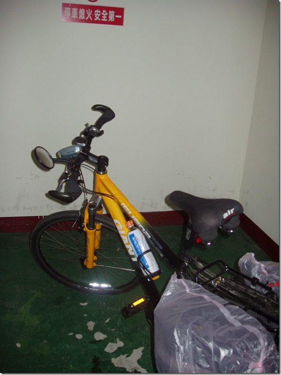 小蜜蜂在車庫休息