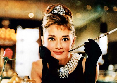 Site Blogspot  Audrey Hepburn Hairstyles on Audrey Hepburn Loves Adorning Her Hair With Fashion Jewelry Or