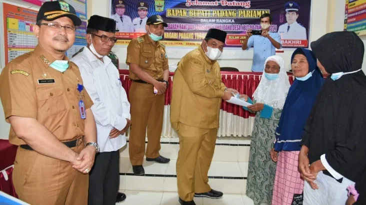 Bupati Padang Pariaman Serahkan BLT DD di Nagari Padang Toboh Ulakan