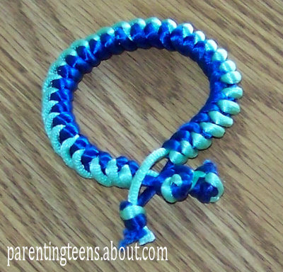 Bracelet Tying1