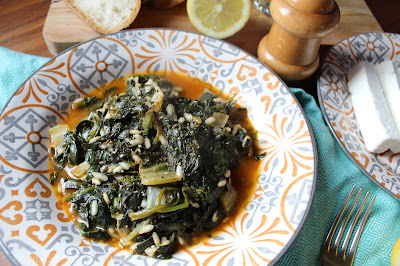 Spanakoriso, ovvero spinaci e riso è una ricetta della cucina greca facile, veloce, saporita e salutare. Piatto unico tradizionalmente vegano.