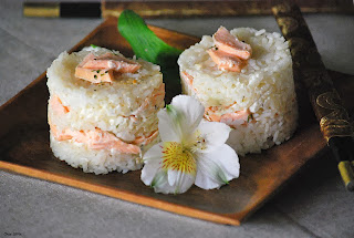 Timbal oriental de arroz y salmón fresco al vapor