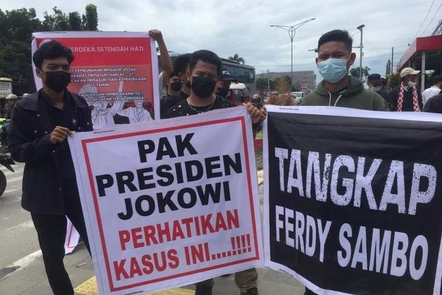 Massa di Medan Demo Polda Sumut, Bawa Poster 'Tangkap Ferdy Sambo'